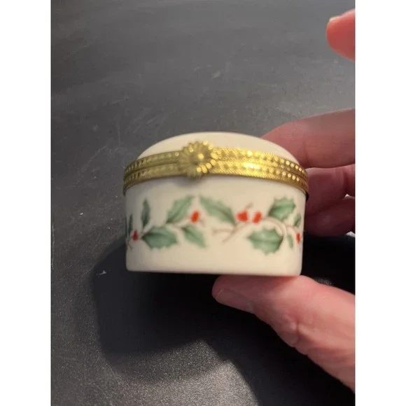 Lenox Trinket Box Hinged Lid Round Holiday Holly Berries Christmas Jewelry Jar - Picture 3 of 10